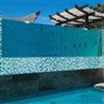 حوض سباحة ذو جدار شفاف