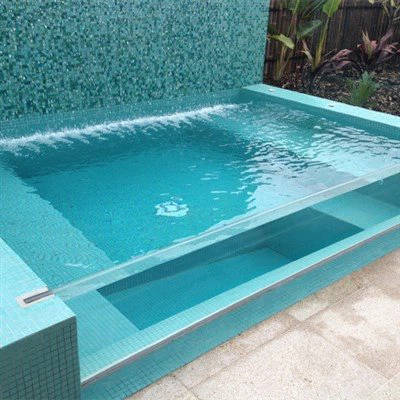 زجاج شبكي حول حوض السباحة