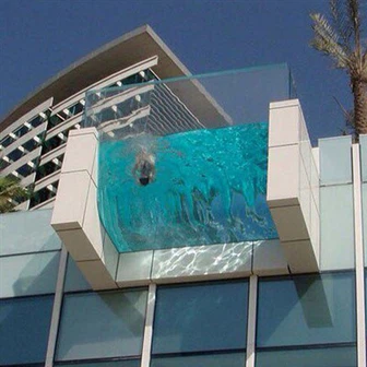 حمام سباحة زجاجي